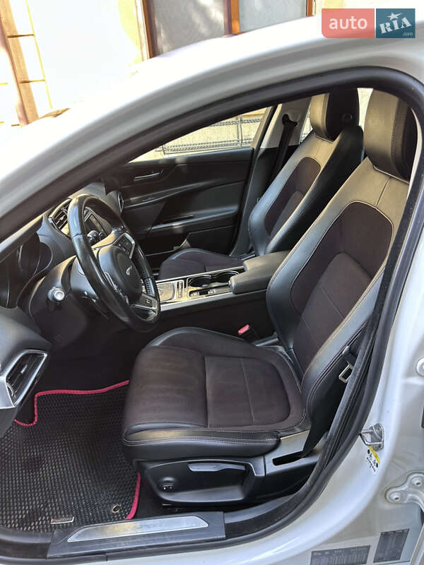 Седан Jaguar XE 2016 в Ужгороде