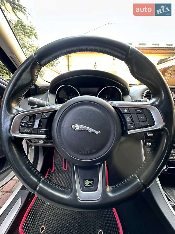 Седан Jaguar XE 2016 в Ужгороде