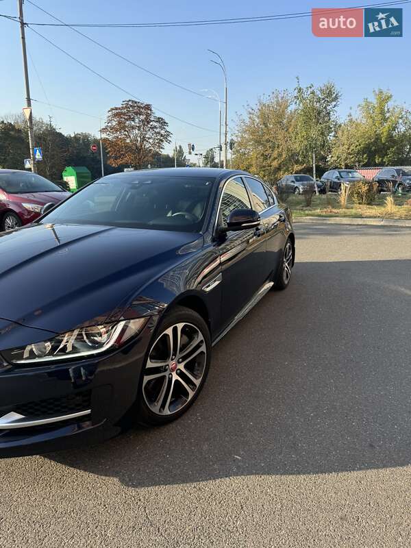 Седан Jaguar XE 2016 в 