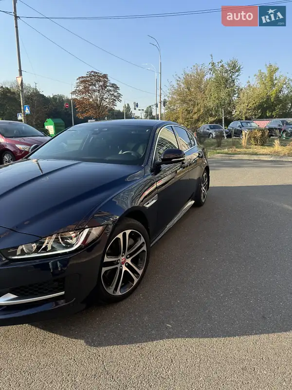 Седан Jaguar XE 2016 в 