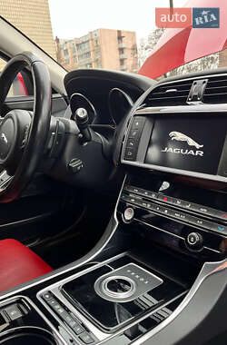 Седан Jaguar XE 2015 в 