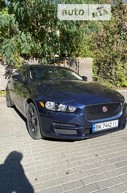 Седан Jaguar XE 2016 в Львове