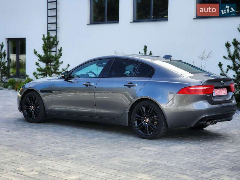 Седан Jaguar XE 2017 в Луцке