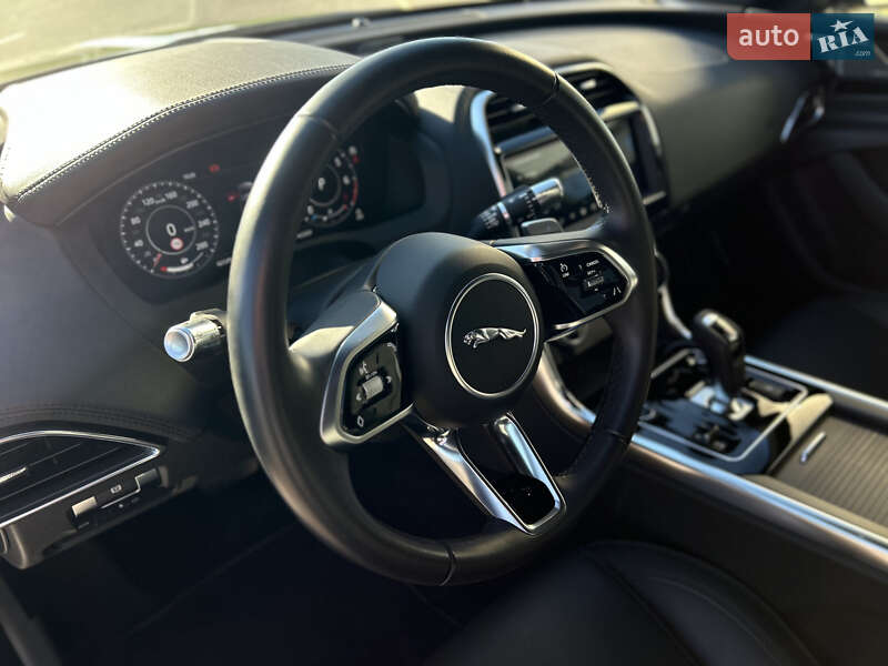 Седан Jaguar XE 2020 в Львове