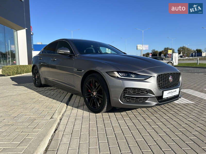 Седан Jaguar XE 2020 в Львове