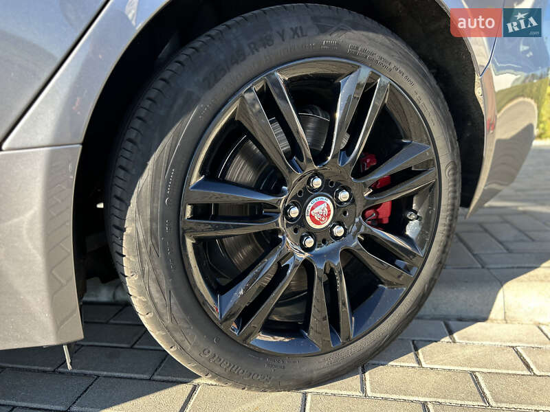 Седан Jaguar XE 2020 в Львове