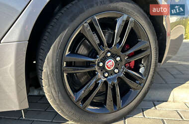 Седан Jaguar XE 2020 в 