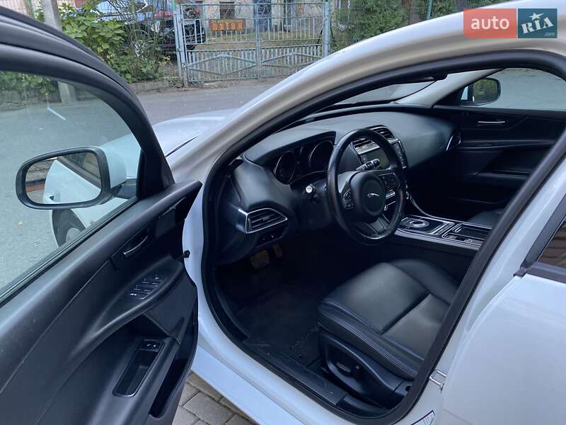 Седан Jaguar XE 2018 в Черновцах