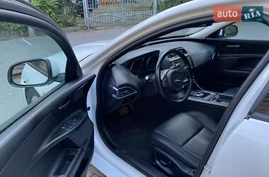 Седан Jaguar XE 2018 в 