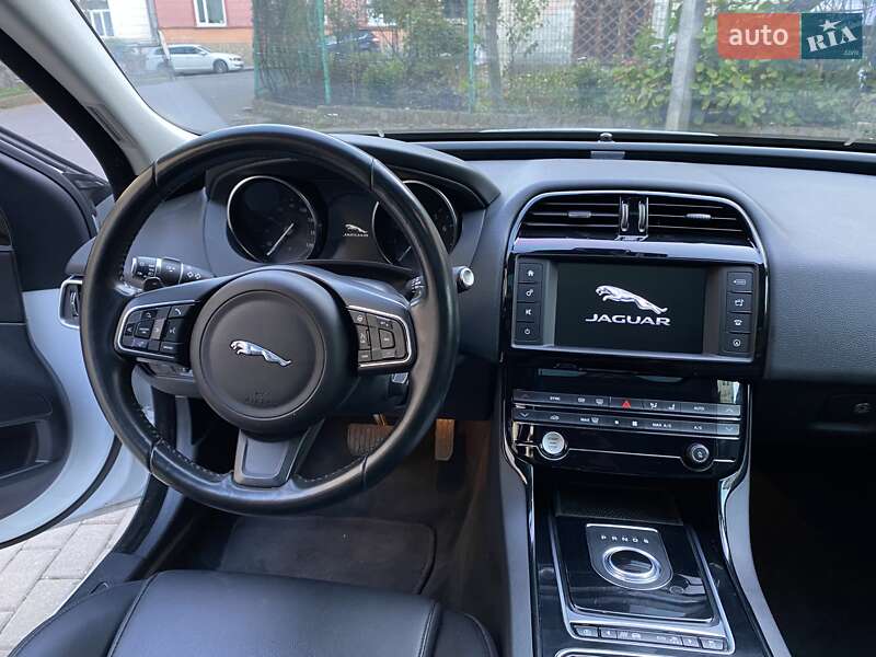 Седан Jaguar XE 2018 в Черновцах