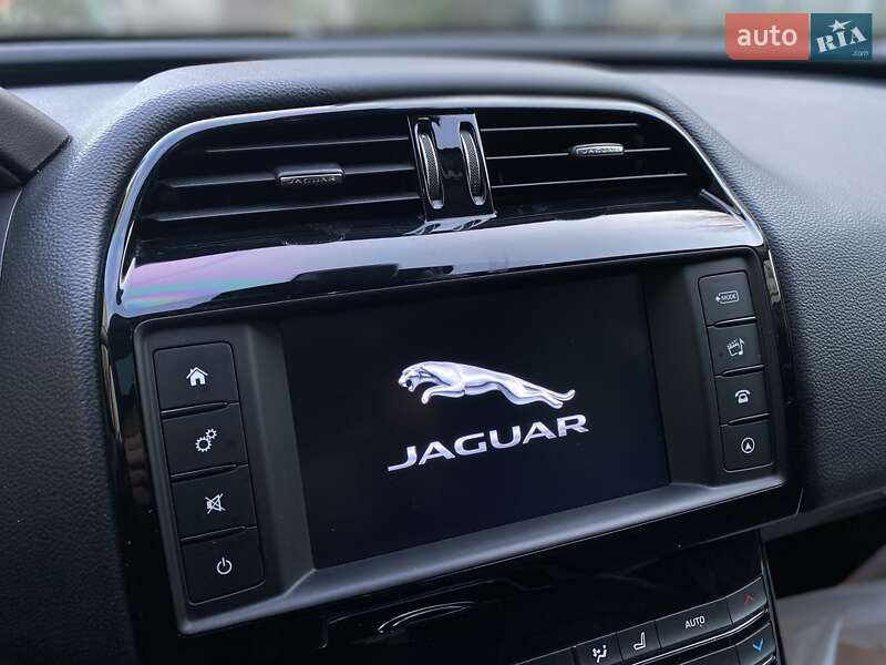 Седан Jaguar XE 2018 в Черновцах