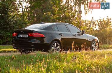 Седан Jaguar XE 2015 в 