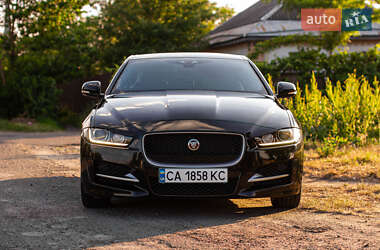 Седан Jaguar XE 2015 в 
