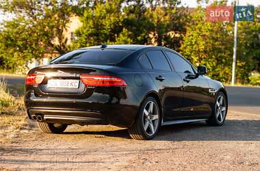 Седан Jaguar XE 2015 в 