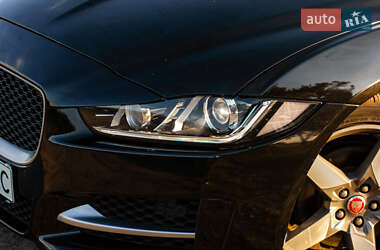 Седан Jaguar XE 2015 в 