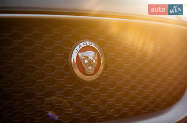 Седан Jaguar XE 2015 в 