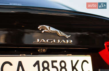 Седан Jaguar XE 2015 в 