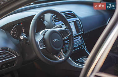 Седан Jaguar XE 2015 в 