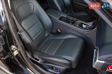 Седан Jaguar XE 2015 в 