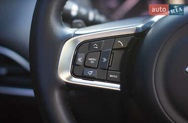 Седан Jaguar XE 2015 в 