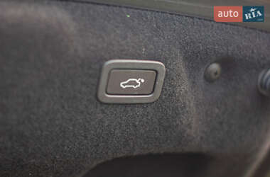 Седан Jaguar XE 2015 в 
