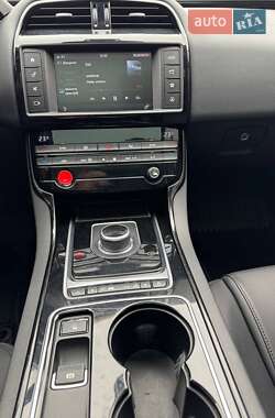 Седан Jaguar XE 2016 в 