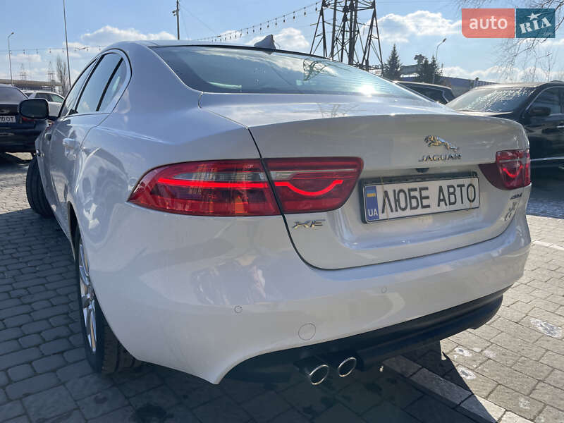 Седан Jaguar XE 2016 в Львове