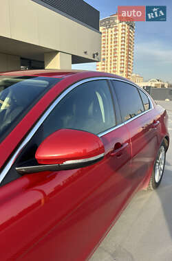 Седан Jaguar XE 2015 в 