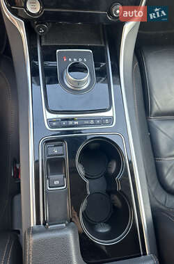 Седан Jaguar XE 2015 в 