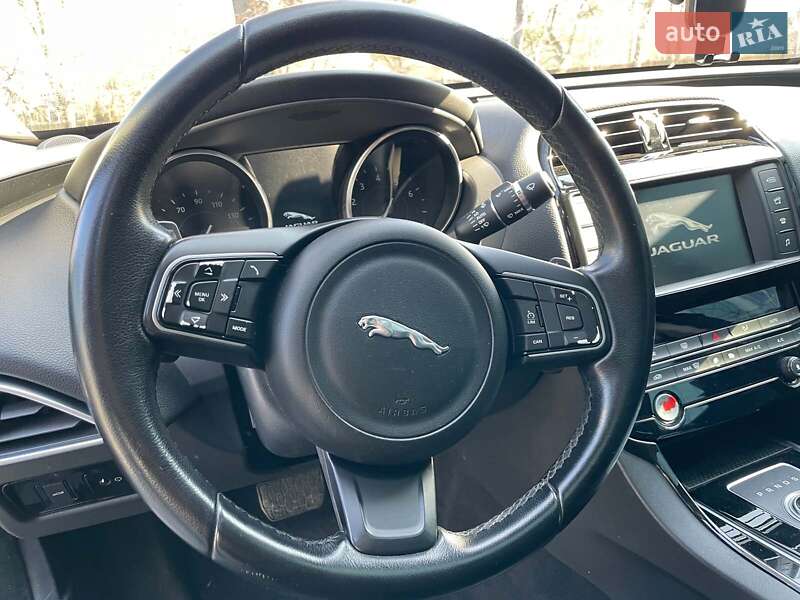 Седан Jaguar XE 2016 в Киеве