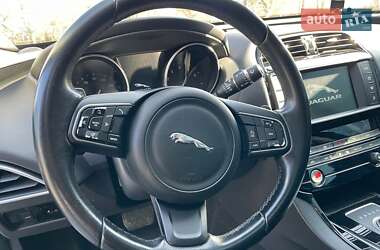 Седан Jaguar XE 2016 в 
