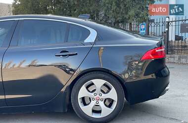 Седан Jaguar XE 2016 в 