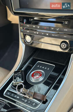 Седан Jaguar XE 2016 в 