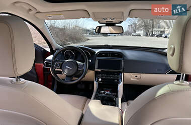 Седан Jaguar XE 2016 в 