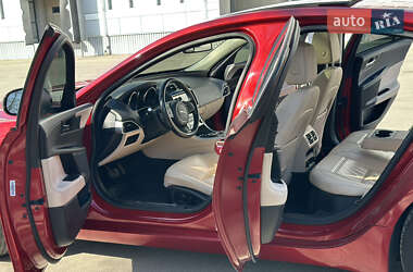 Седан Jaguar XE 2016 в 