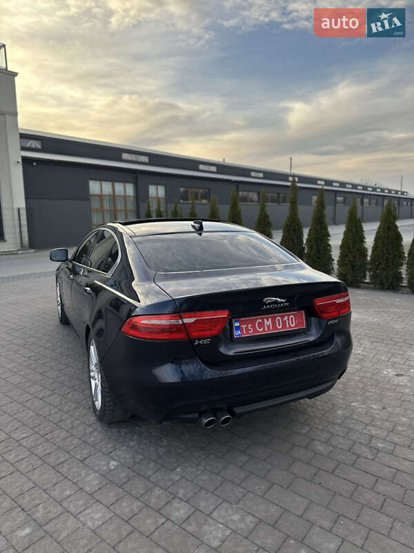Седан Jaguar XE 2016 в Львове