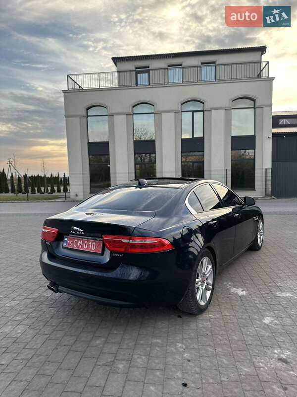 Седан Jaguar XE 2016 в Львове