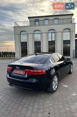 Седан Jaguar XE 2016 в 