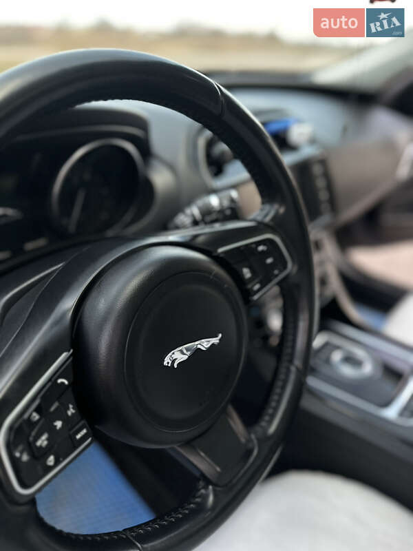 Седан Jaguar XE 2016 в Львове