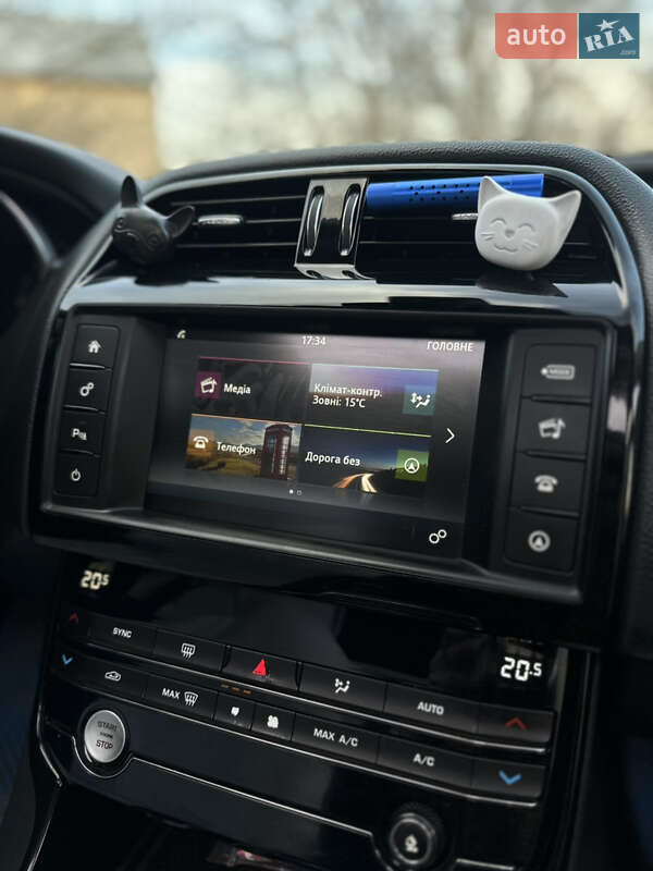 Седан Jaguar XE 2016 в Львове