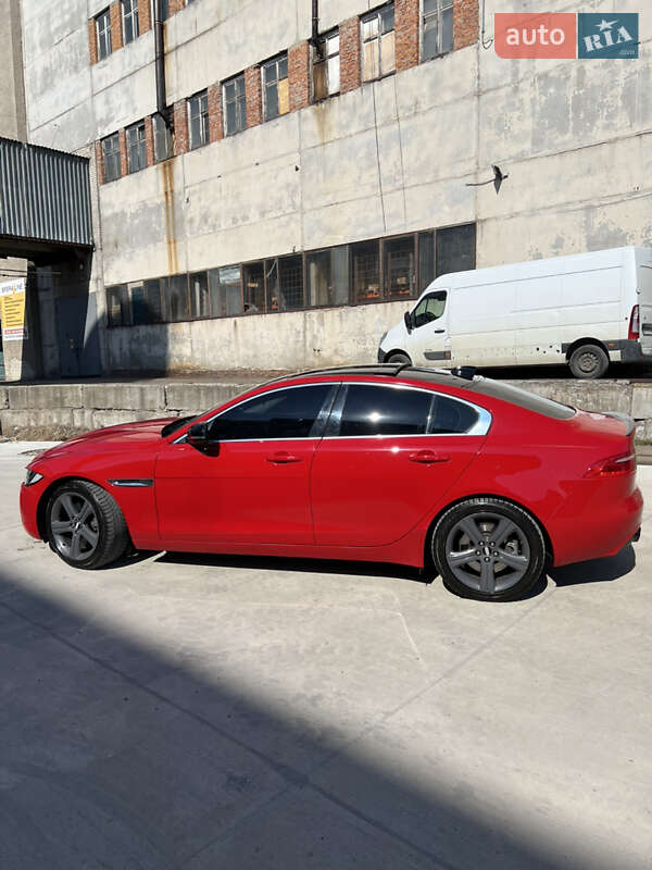 Седан Jaguar XE 2018 в Львове