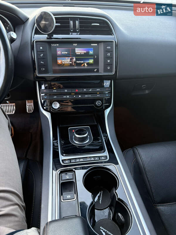 Седан Jaguar XE 2016 в Киеве