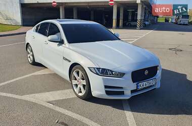 Седан Jaguar XE 2015 в 