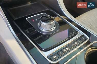 Седан Jaguar XE 2015 в 