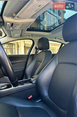 Седан Jaguar XE 2019 в 