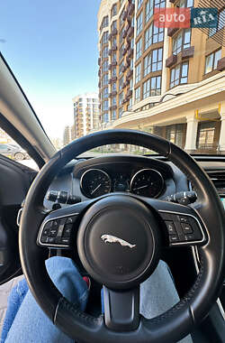 Седан Jaguar XE 2019 в 
