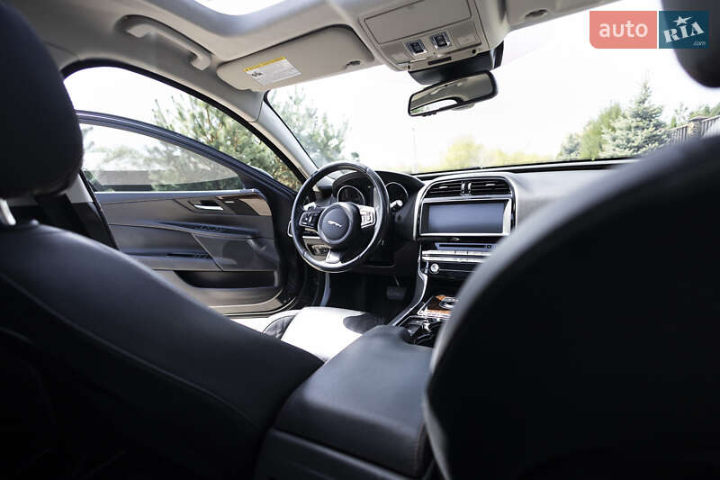 Седан Jaguar XE 2016 в Львове