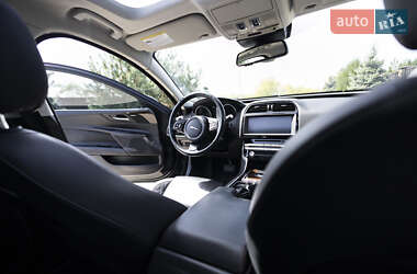 Седан Jaguar XE 2016 в 