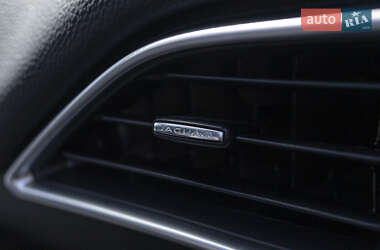 Седан Jaguar XE 2016 в 