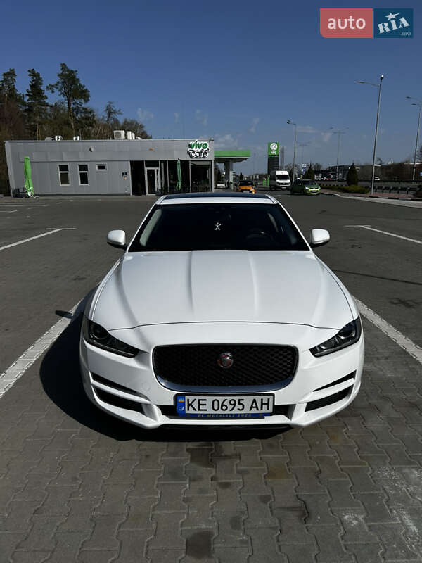 Седан Jaguar XE 2016 в 